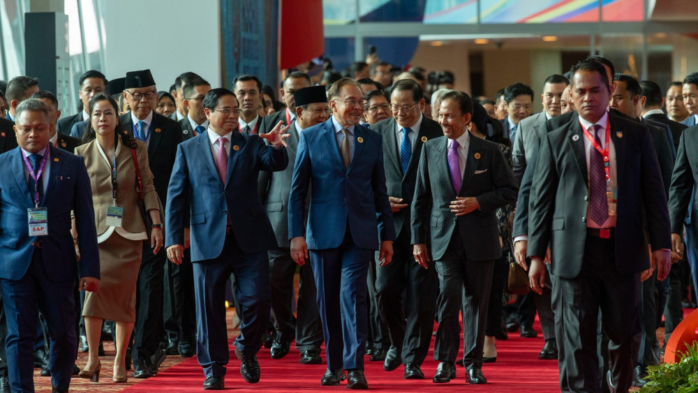Thủ tướng Phạm Minh Chính cùng các nhà lãnh đạo ASEAN bước vào hội trường dự Phiên toàn thể. (Ảnh: Ban Tổ chức ASEAN 46) Thủ tướng Phạm Minh Chính cùng các nhà lãnh đạo ASEAN bước vào hội trường dự Phiên toàn thể. (Ảnh: Ban Tổ chức ASEAN 46)