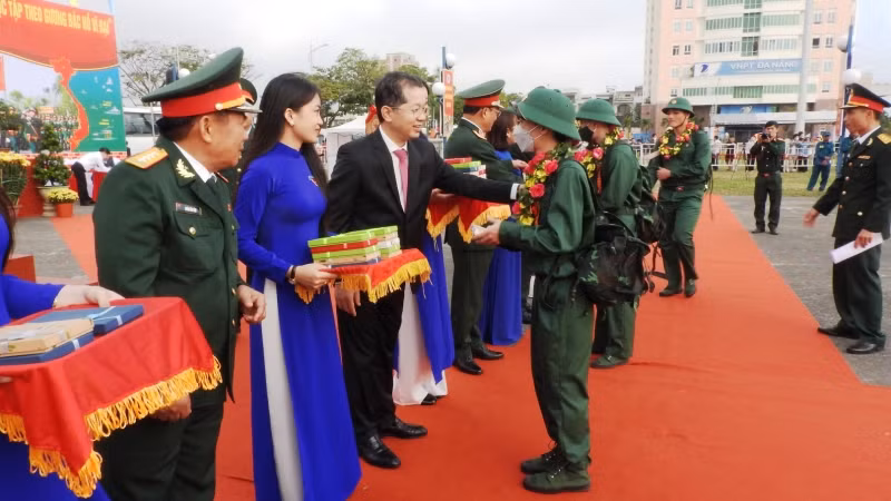 Bí thư Thành ủy Đà Nẵng Nguyễn Văn Quảng tặng quà, động viên thanh niên lên đường nhập ngũ.