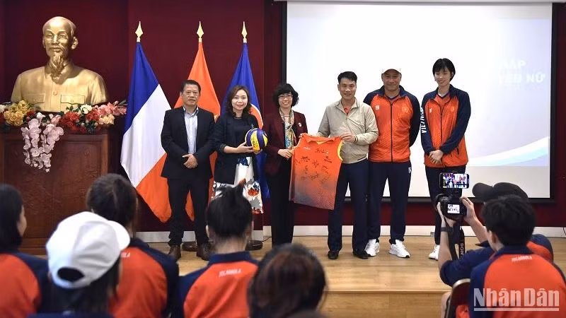 Đại sứ-Trưởng Phái đoàn thường trực Việt Nam bên cạnh UNESCO, Lê Thị Hồng Vân, nhận món quà từ đội tuyển bóng chuyển nữ Việt Nam dành tặng cho Đại sứ quán Việt Nam tại Pháp. (Ảnh: MINH DUY)