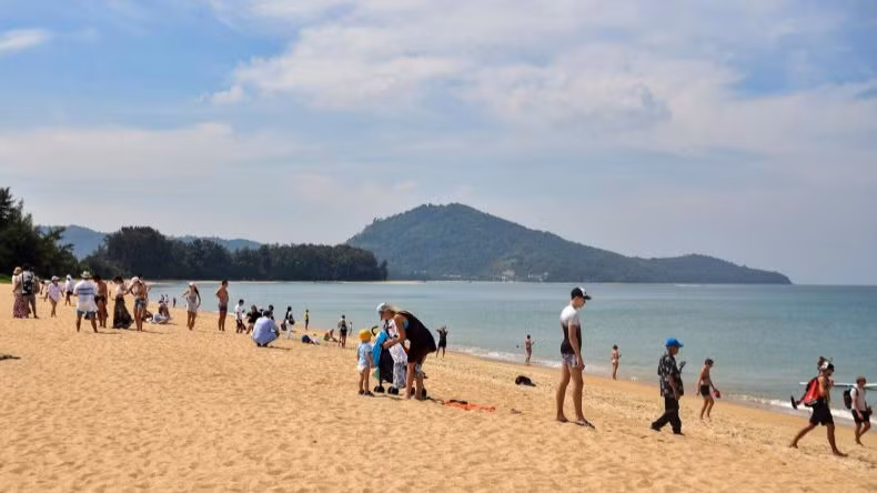 Du khách quốc tế tại bãi biển Mai Khao, Phuket. (Ảnh: Bưu điện Bangkok)
