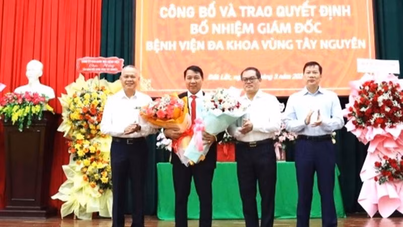Lãnh đạo Sở Y tế tỉnh Đắk Lắk trao Quyết định bổ nhiệm Giám đốc Bệnh viện Đa khoa vùng Tây Nguyên và hoa chúc mừng bác sĩ chuyên khoa II Nguyễn Đăng Giáp.