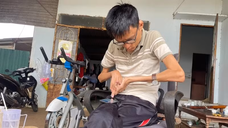 Đi khám, bác sĩ thông báo Tài Nam mắc căn bệnh u sợi thần kinh, một bệnh rất ít gặp và nền y học chưa thể điều trị đặc hiệu được.
