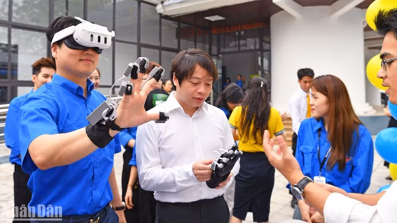 Các đại biểu trải nghiệm những sản phẩm khởi nghiệp đổi mới sáng tạo của thanh niên Hà Nội tại Ngày hội.