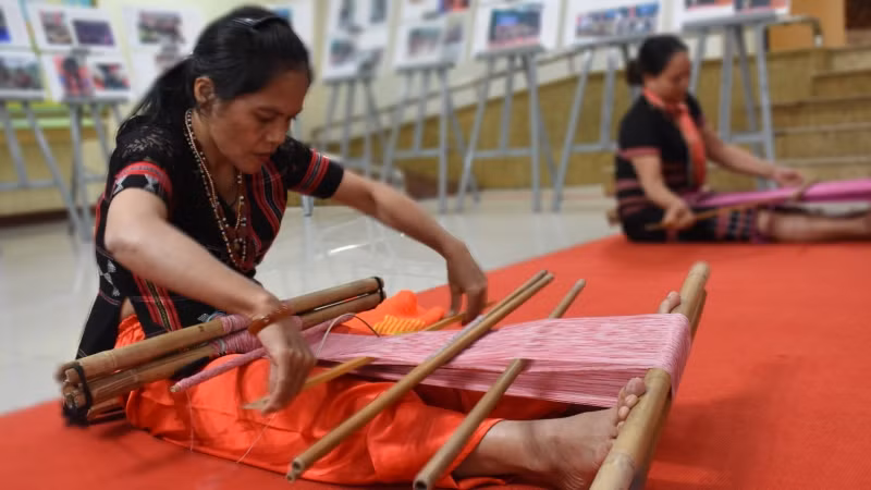 Nghệ nhân trình diễn dệt thổ cẩm tại chương trình.