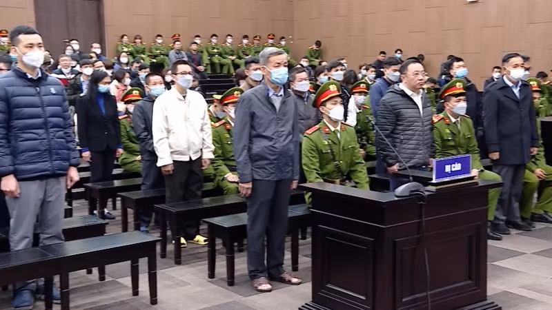 Các bị cáo nghe đại diện Viện kiểm sát nhân dân thành phố Hà Nội nêu quan điểm giải quyết vụ án tại phiên toà xét xử.