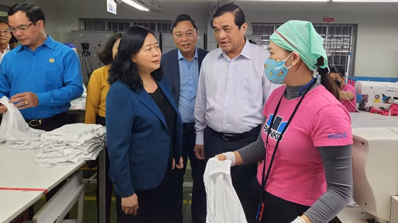 Đồng chí Bùi Thị Minh Hoài thăm hỏi, chúc Tết công nhân tại Khu công nghiệp Panko.