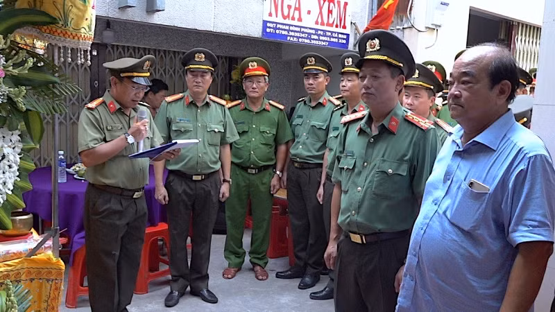 Đại diện Công an tỉnh Cà Mau công bố quyết định của Bộ trưởng Công an thăng cấp bậc hàm trước thời hạn từ Thiếu tá lên Trung tá đối với đồng chí Nguyện.