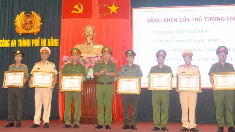 Các tập thể, cá nhân đón nhận Bằng khen của Thủ tướng Chính phủ.