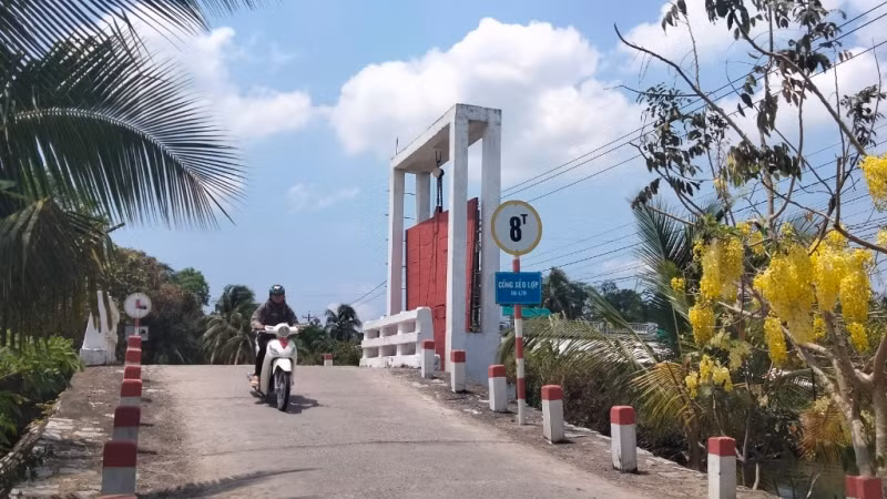 Cầu và cống Xẻo Lợp, ấp Cạnh Đền, xã Vĩnh Phong, huyện Vĩnh Thuận kết hợp giúp lưu thông thuận lợi.