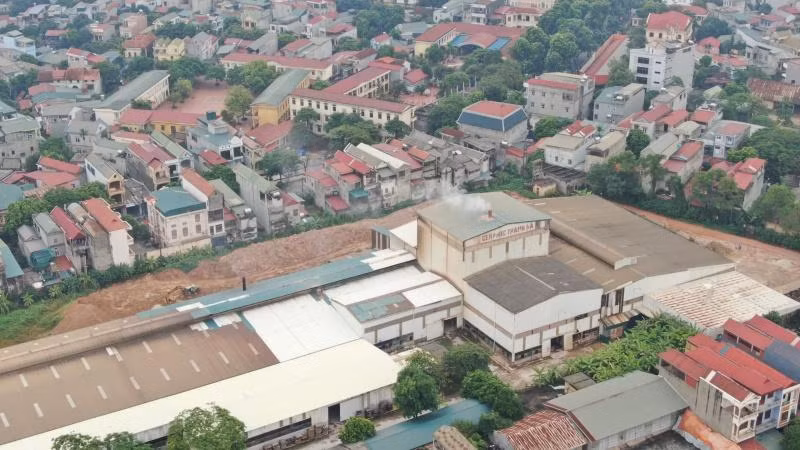 Nhà máy gốm sứ Thanh Hà nằm lọt thỏm giữa khu dân cư đông đúc.