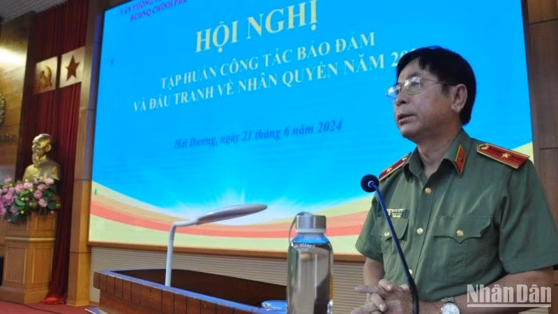 Thiếu tướng Nguyễn Văn Kỷ, Phó Chánh Văn phòng Thường trực về Nhân quyền Chính phủ phát biểu tại Hội nghị. (Ảnh: Ban tổ chức cung cấp)