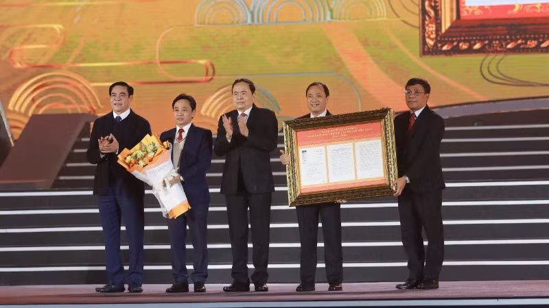Chủ tịch Quốc hội Trần Thanh Mẫn đã trao Nghị quyết của UNESCO vinh danh Đại danh Y Hải Thượng Lãn Ông Lê Hữu Trác.