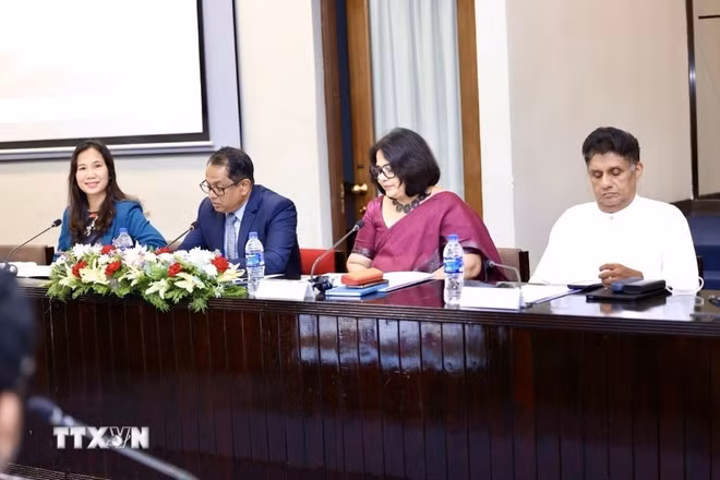 Đại sứ Việt Nam tại Sri Lanka Trịnh Thị Tâm, Chủ tịch Quốc hội Jagath Wickramaratne, Tổng Thư ký Quốc hội Kushani Rohanadeera và lãnh đạo Đối lập tại Quốc hội Sajith Premadasa tại buổi lễ. (Ảnh: TTXVN phát)