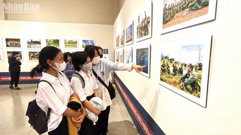 Các em học sinh tham quan triển lãm.