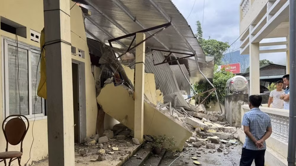 4 phòng lưu trú công vụ của Trạm Y tế xã Nậm Ban bị dập do sạt lở đất.