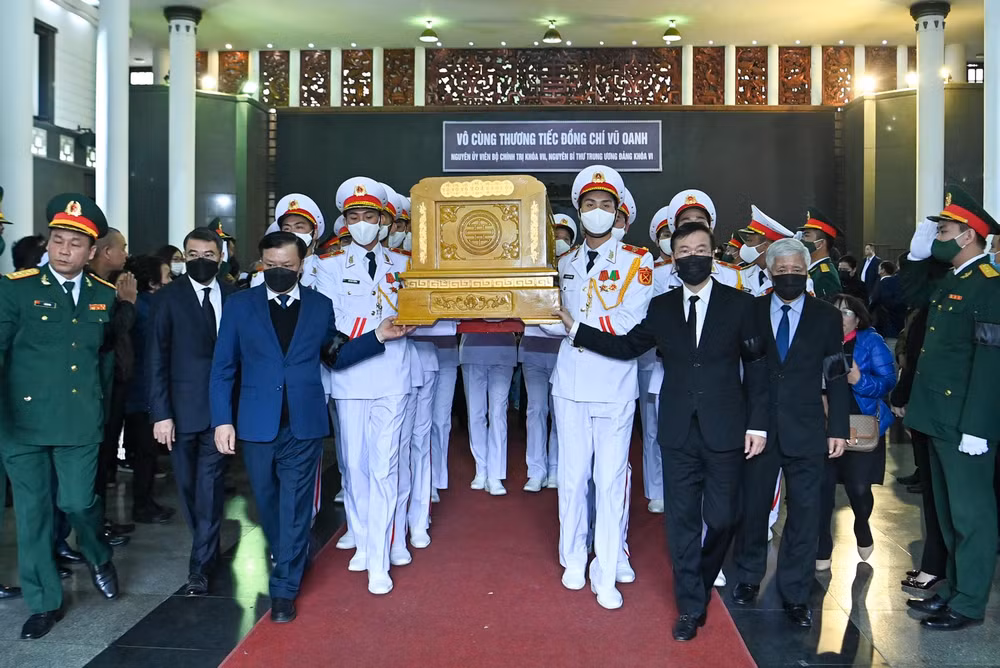 Lãnh đạo Đảng, Nhà nước đưa linh cữu đồng chí Vũ Oanh ra xe tang. Lãnh đạo Đảng, Nhà nước đưa linh cữu đồng chí Vũ Oanh ra xe tang.