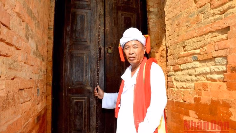 Sư Cả Thông Minh Toàn ở xã Hàm Phú, huyện Hàm Thuận Bắc (Bình Thuận) thực hiện nghi thức mở cửa tháp chính Pô-Sha-Inư để thực hiện các nghi thức cúng lễ.