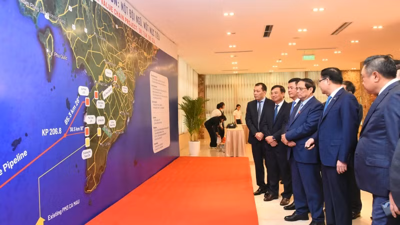 Thủ tướng Phạm Minh Chính nghe giới thiệu về chuỗi dự án khí điện Lô B - Ô Môn.