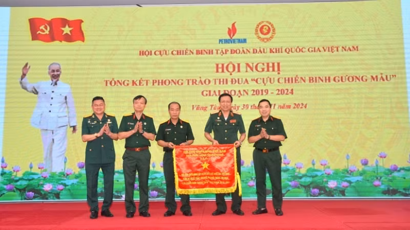 Hội Cựu chiến binh Tập đoàn nhận Cờ thi đua xuất sắc của Hội Cựu chiến binh Việt Nam.