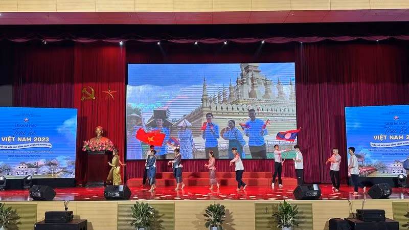 Tiết mục văn nghệ của thanh niên, sinh viên Việt Nam đang sinh sống tại Lào.
