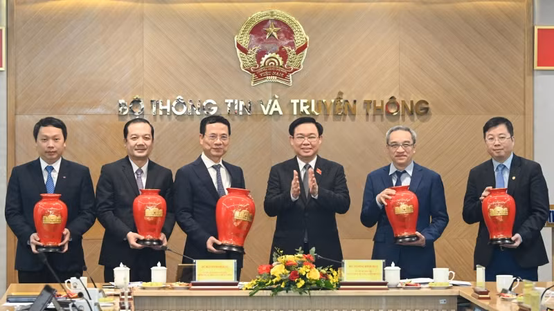 Chủ tịch Quốc hội Vương Đình Huệ trao quà lưu niệm cho các đồng chí lãnh đạo Bộ Thông tin và Truyền thông. (Ảnh: Duy Linh)