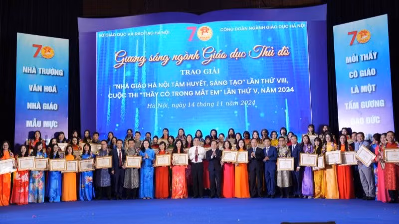 Các nhà giáo được trao giải thưởng "Nhà giáo Hà Nội tâm huyết, sáng tạo" năm 2024.