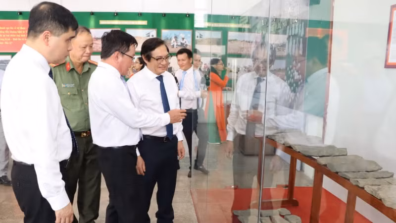Các đại biểu tham quan bộ Sưu tập đàn đá Bình Đa đang được lưu giữ tại Bảo tàng Đồng Nai.