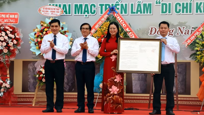 Đại diện tỉnh Đồng Nai đón nhận Quyết định của Thủ tướng Chính phủ công nhận Sưu tập đàn đá Bình Đa là Bảo vật quốc gia.