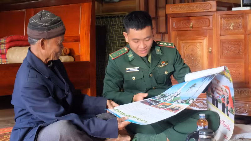 Ấm tình quân dân.