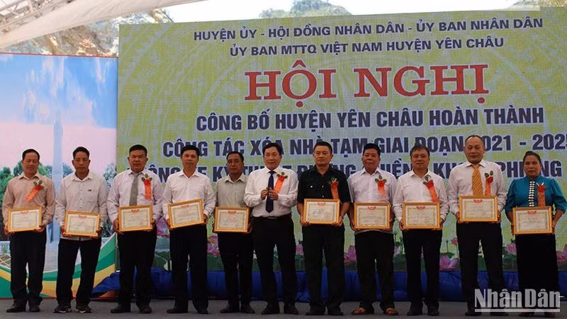 Chủ tịch Ủy ban nhân dân huyện Yên Châu tặng Giấy khen cho các tập thể và cá nhân.