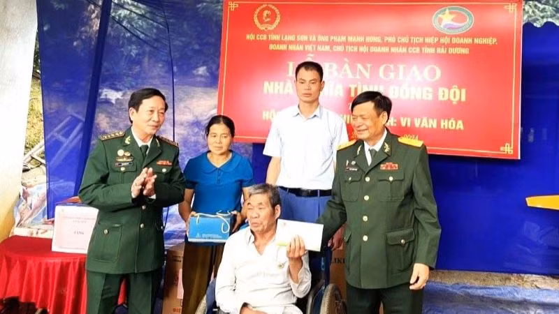 Hội Doanh nhân Cựu chiến binh tỉnh Hải Dương trao quà tặng cựu chiến binh Vi Văn Hóa (Lạng Sơn), tháng 2/2024.