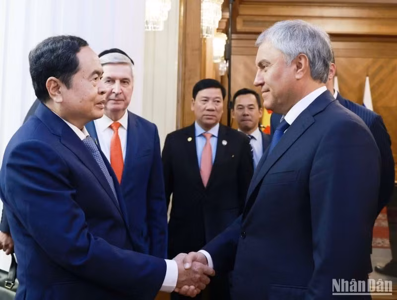Chủ tịch Duma Quốc gia Quốc hội LB Nga Vyacheslav Victorovich Volodin đón Chủ tịch Quốc hội Trần Thanh Mẫn. (Ảnh: Thống Nhất/TTXVN)