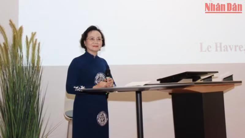 Bộ trưởng Phạm Thị Thanh Trà phát biểu tại lễ khai mạc khóa bồi dưỡng đầu tiên cho cán bộ quản lý trẻ, cán bộ quản lý nữ chính quyền địa phương. (Ảnh: Khải Hoàn)