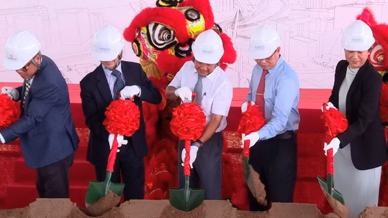 Các đại biểu thực hiện nghi thức khởi công.