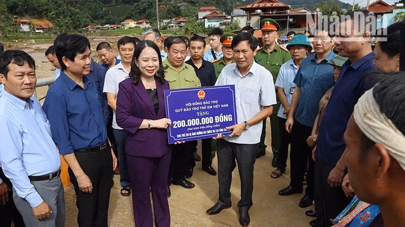 Phó Chủ tịch nước Võ Thị Ánh Xuân thăm, tặng quà người dân vùng lũ Sơn La ảnh 7