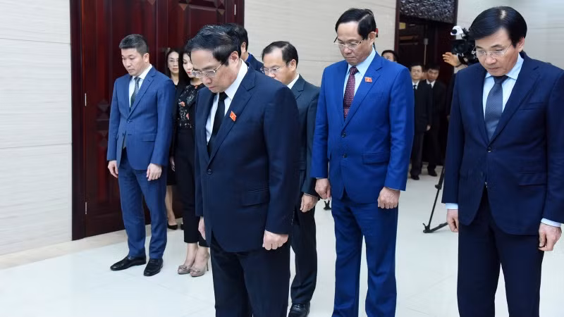 Thủ tướng Phạm Minh Chính chia buồn cùng Đại sứ đặc mệnh toàn quyền Cộng hòa nhân dân Trung Hoa tại Việt Nam Hùng Ba.