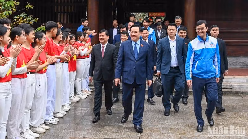 Chủ tịch Quốc hội Vương Đình Huệ cùng các đại biểu với các bạn đoàn viên, thanh niên tại Khu di tích Quốc gia đặc biệt Kim Liên. (Ảnh: Duy Linh)