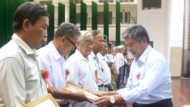 Bí thư Tỉnh ủy Trà Vinh Ngô Chí Cường trao Bằng khen cho người có công với cách mạng tiêu biểu, có thành tích xuất sắc.