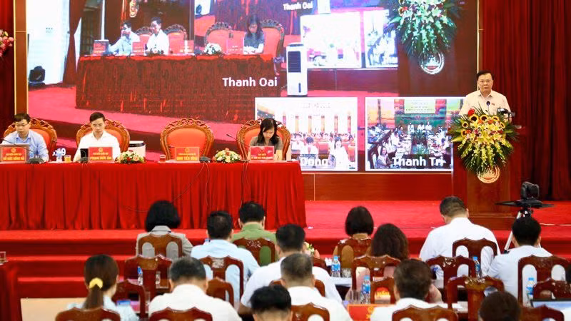 Đồng chí Đinh Tiến Dũng trao đổi với các cử tri sáng 29/6.