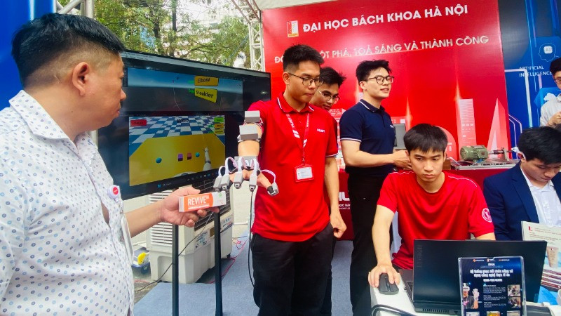 Đại học Bách khoa Hà Nội giới thiệu các sản phẩm từ nhiều đề tài nghiên cứu khoa học công nghệ về sức khỏe. Đại học Bách khoa Hà Nội giới thiệu các sản phẩm từ nhiều đề tài nghiên cứu khoa học công nghệ về sức khỏe.