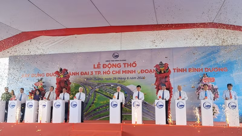 Các đại biểu thực hiện nghi thức động thổ xây dựng đường Vành đai 3 Thành phố Hồ Chí Minh, đoạn qua tỉnh Bình Dương.