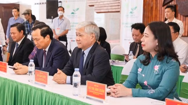 Các đại biểu tham dự lễ tiếp nhận Quỹ "Vì người nghèo".