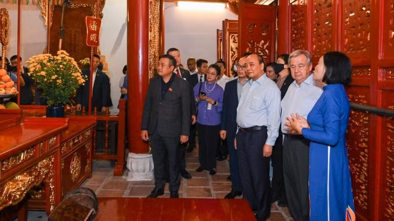 Chủ tịch nước Nguyễn Xuân Phúc và Tổng Thư ký Liên hợp quốc António Guterres thăm di tích Đền Ngọc Sơn.