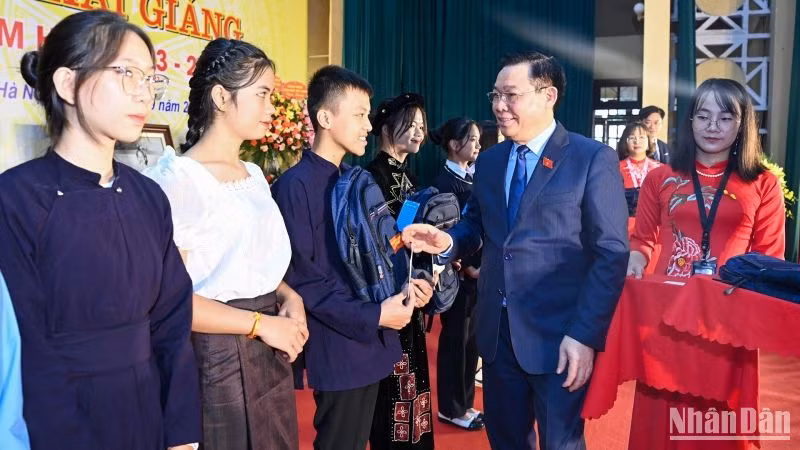 Chủ tịch Quốc hội Vương Đình Huệ trao tặng quà cho các em học sinh.