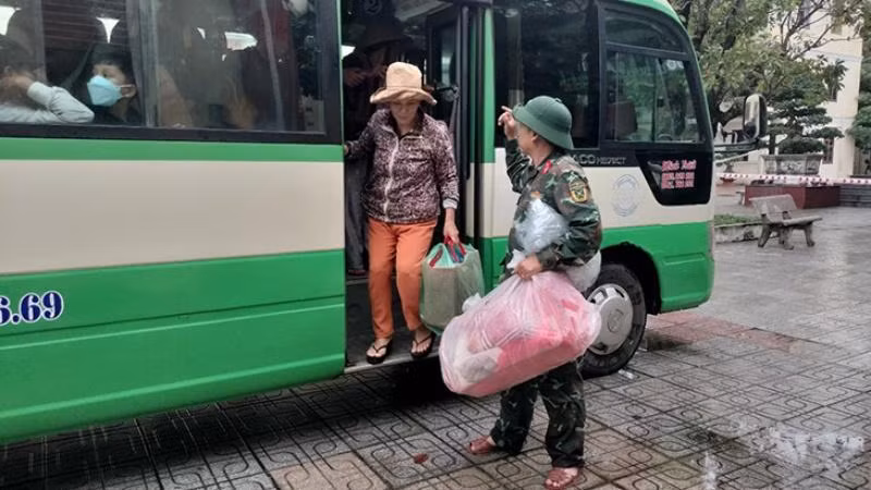 Tỉnh Quảng Nam bố trí xe đưa người dân xã Tam Thanh lên trung tâm thành phố Tam Kỳ trú bão số 4.