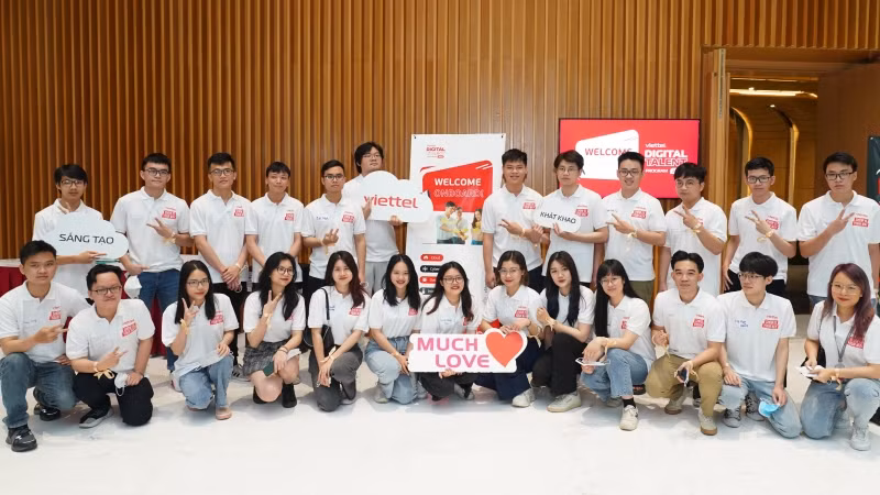 Các sinh viên được tuyển chọn tham gia Chương trình Thực tập sinh tài năng năm 2023.