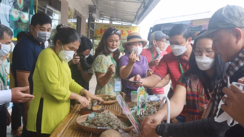 Các doanh nghiệp du lịch ghé thăm và tìm hiểu hoạt động làng nghề bánh tét Trà Cuôn, xã Kim Hòa, huyện Cầu Ngang, tỉnh Trà Vinh.