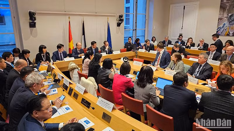 Các doanh nghiệp Việt Nam và Pháp trao đổi các biện pháp tăng cường hợp tác, nhất là trong lĩnh vực thương mại, năng lượng và công nghiệp. (Ảnh: Minh Duy) Các doanh nghiệp Việt Nam và Pháp trao đổi các biện pháp tăng cường hợp tác, nhất là trong lĩnh vực thương mại, năng lượng và công nghiệp. (Ảnh: Minh Duy)