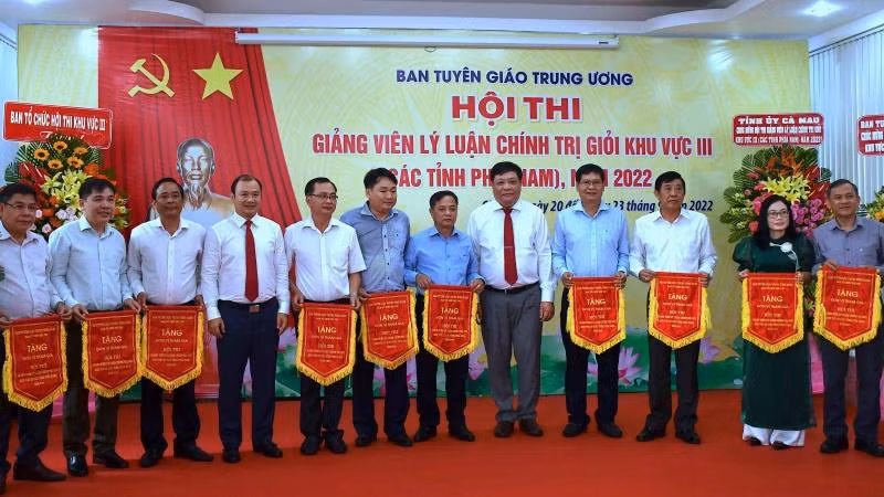 Ban tổ chức tặng cờ lưu niệm cho các đơn vị và thí sinh tham gia Hội thi giảng viên lý luận chính trị khu vực III các tỉnh phía nam.