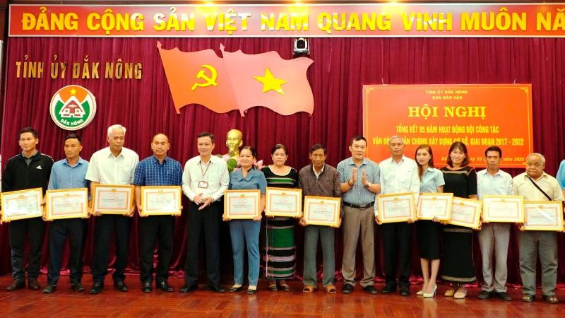 Trao Giấy khen cho các cá nhân có nhiều thành xuất sắc trong công tác vận động quần chúng xây dựng cơ sở giai đoạn 2017-2022.